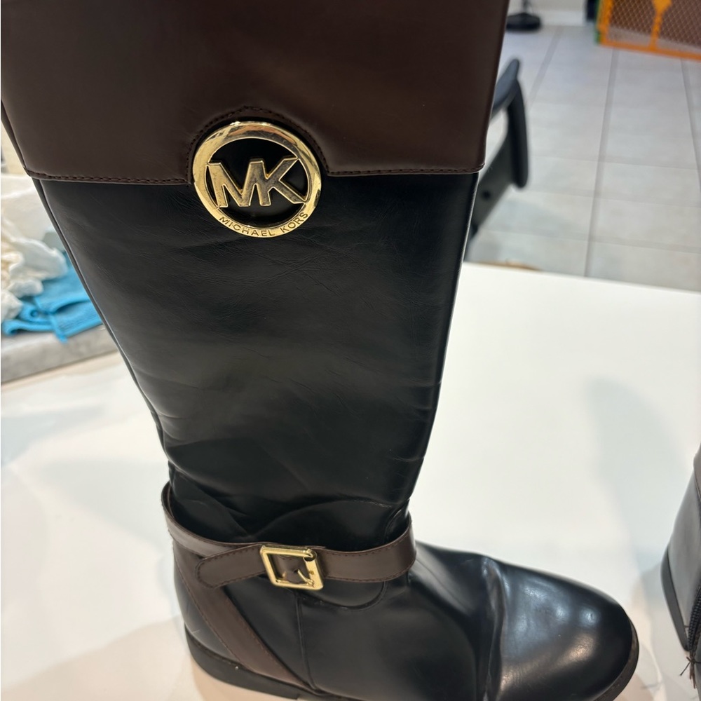 Michael kors boots , shoe size 4